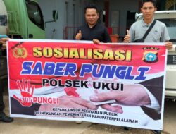 Melalui Spanduk Polsek Ukui Sosialisasikan Saber Pungli ke Warganya