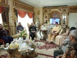 Silahturrahmi ke Kediaman Gubernur Terdahulu, Gubri Antar Langsung Undangan HUT 65 Riau