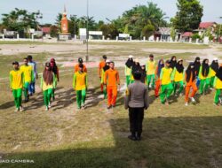 Bhabinkamtibmas Polsek Bunut Latih Pasukan Pengibar Bendera Kecamatan