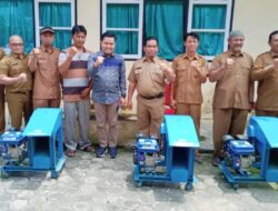 Anggota DPRD Pelalawan H.Anton Sugianto, S.ud.Serahkan 5 Unit Mesin Peraut Lidi Sawit Sekaligus Memberikan Pelatihan Kerajinan di 5 Desa
