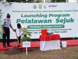 Wapres Tanam Pohon Kelengkeng pada Gerakan Penanaman Pohon Secara Serentak se-Indonesia