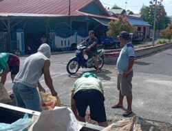 Perbaiki Fasilitas Jalan Umum WBP Bersama Petugas Bergotong Royong