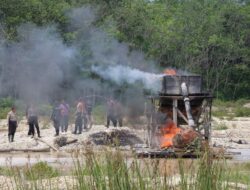 Polres Kuansing Musnahkan 8 Rakit PETI Milik Penambang Ilegal, Kapolres Kuansing Akan Tindak Tegas Pelaku PETI