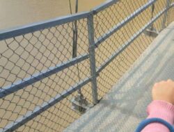 Besi Kawat Jembatan Gantung Banyak yang Turun, Warga minta Dinas Terkait Segera Perbaiki