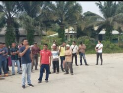 Aksi Tokoh Masyarakat Langgam dan Buruh Gembok Pabrik PT MUP