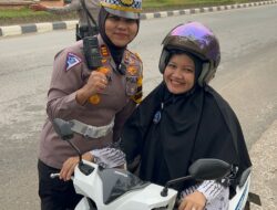 Budayakan Tertib Berlalu Lintas, Kasatlantas Pelalawan Beri Hadiah kepada Para Guru.