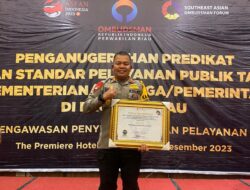 Kapolres Pelalawan Terima Penghargaan Penganugerahan Predikat Kepatuhan Standar Pelayanan Publik Tahun 2023 dari Ombudsmen RI.