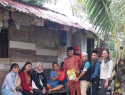 Meski Diguyur Hujan, Lurah Kerinci Timur Door To Door Bagikan Sembako Program Sahabat Jumat