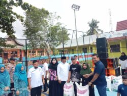 Sosialisasi Kebijakan LKD, Bupati H. Zukri Didampingi Anggota DPRD Pelalawan Serahkan Bantuan Pupuk Gratis