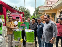 Bupati H Zukri dan Anggota DPRD Pelalawan Serahkan Bantuan Pupuk Gratis dan Alat Perkebunan