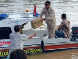 Bupati Suhardiman Amby Pantau Langsung Serta Salurkan Bantuan Sembako Untuk Korban Terdampak Banjir
