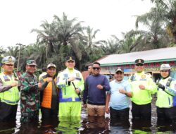Kapolda Riau Tinjau Lokasi Banjir dan Serahkan Bantuan Untuk Masyarakat Terdampak Banjir