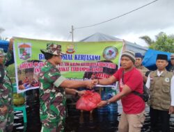 Koramil 09/Lgm Dan Forum RT/RW Bagikan Sembako Kepada Korban Banjir Pangkalan Kerinci