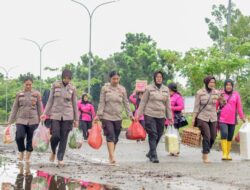 Peduli Kemanusiaan Terhadap Korban Banjir Polres Pelalawan Lakukan Cooling System Dengan Mendirikan Dapur Umum.