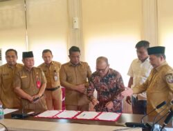 Bupati Pelalawan H.Zukri Teken MOU CSR dari PT Mekar Alam Lestari Pengaspalan Jalan Desa Tanjung Air Hitam