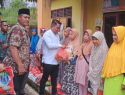 Bupati Pelalawan Serahkan Bantuan Sembako ke Warga Desa Btg Nilo Kecil Yang Terdampak Banjir