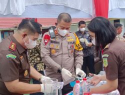 Kejari Pelalawan Musnahkan Barang Bukti Tindak Pidana Umum yang Sudah Inkrah.