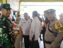 Asisten II Bidang Ekonomi Bersama Disperindagsar Rohil Pantau Harga Sembako di Pasar Datuk Rubiah