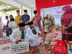 Kaum Dhuafa dan Anak Yatim Berbuka Bersama Bupati Pelalawan H. Zukri, SE