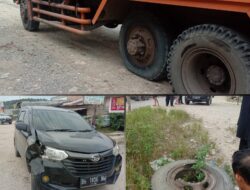 Ban Truk Batubara Hantam Mobil Parkir