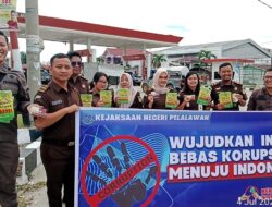 Kejari Pelalawan Bagikan Brosur dan Stiker Anti Korupsi Ke Pengguna Jalan