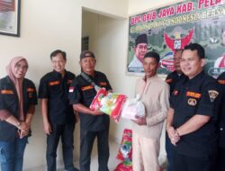 Ketua DPC GRIB JAYA PELALAWAN Berbagi Sembako Kepada Warga Kurang Mampu