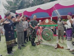 Bupati Kuansing resmi membuka Festival Pacu jalur di kecamatan Sentajo raya Tepian Datuk Simambang