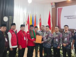 Pendaftaran Pasangan Zukri-Husni Thamrin ke KPU Diiringi 5.000 Masa Simpatisan