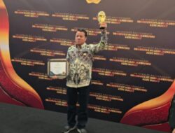 Bupati suhardiman Amby Terima penghargaan UHG Award 2024 dari BPJS Pusat