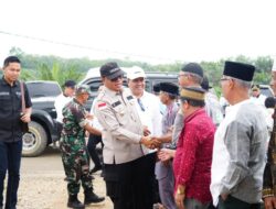 Masyarakat Desa muara Tobek menyambut kedatangan Bupati Suhardiman Amby