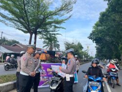 Sat Lantas Polres Kuansing Bagikan Brosur dan Sosialisasikan Lomba Konten Video “Riau Adalah Kita” di Wilkum Polres Kuansing