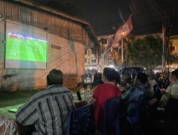 Antusiasme Masyarakat Nobar Indonesia Vs China di Posko, Cabup Husni Tamrin Berbaur Bersama Warga