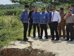Pjs Kuantan Singingi PUPR dan Camat Sentajo Raya Tinjau Jembatan Ambruk Rencana Pembangunan Permanen di 2025