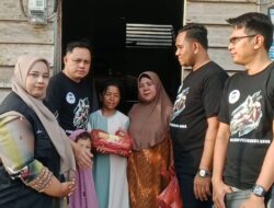 Berikan Edukasi, Komnas PA Pelalawan Kunjungi Rumah Warga dan Berikan Buku Tulis