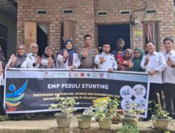 Cegah Stunting, Camat Langgam Bersama Kapolsek Salurkan Bantuan Makanan Pokok Vitamin dan Susu