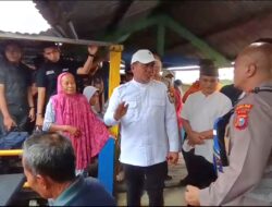 Bupati H Zukri SM Dampingi Wakapolda Riau Tinjau Banjir di Pelalawan