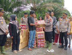 Kapolres Pelalawan Salurkan Bantuan Sembako Untuk Warga Terdampak Banjir