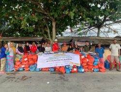 Camat Pelalawan Dampingi Baznas Pelalawan Salurkan Paket Sembako Kepada Warga Desa Sering Jembatan