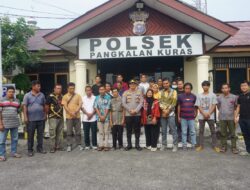 Cegah Pencurian Sawit, Kapolsek Pangkalan Kuras Gelar Sosialisasi Hukum dengan Tengkulak/RAM/Veron