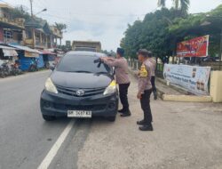 Polsek Singingi Laksanakan Pemasangan Stiker Sosialisasi 110 dan Mudik Aman 2025