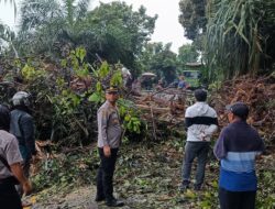 Polsek Singingi Tinjau Lokasi Longsor di Jalan Lintas Pekanbaru–Taluk Kuantan, Koordinasi Penanganan Terus Dilakukan