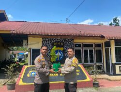 Kapolsek Singingi Serahkan Bibit Pohon Secara Simbolis kepada Personel Yang Berulang Tahun, Wujud Apresiasi dan Komitmen Penghijauan