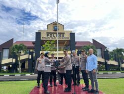 Kapolres Kuansing Beri Hadiah Bibit Pohon ke Personil Yang Berulang Tahun