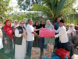 Ketua TP PKK Pelalawan Didampingi Camat dan Lurah Serahkan Bantuan Korban Bencana Angin Puting Beliung