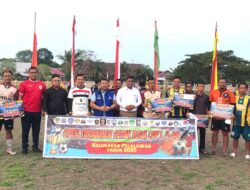 RBN FC Juara Turnamen Sepak Bola Cup I U-40 Kelurahan Pelalawan, Bupati H Zukri Serahkan Tropi Kemenangan
