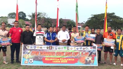 RBN FC Juara Turnamen Sepak Bola Cup I U-40 Kelurahan Pelalawan, Bupati H Zukri Serahkan Tropi Kemenangan
