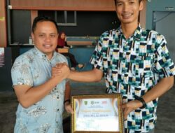 Ketum IKA UIR Serahkan Penghargaan Ke JMSI Pelalawan, Doktor Ragil: Kontribusi Media Untuk UIR