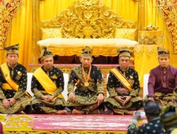 Kapolda dan Gubernur Riau Jadi Saksi di Prosesi Anugerah Adat kepada Kapolri