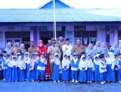 Bupati Pelalawan Tinjau Pelaksanaan SE Gerakan Ayah Mengantar Anak Di Hari Pertama Sekolah