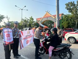 Semarakan HUT RI Personel Satlantas Bagikan Bendera kepada Pengendara